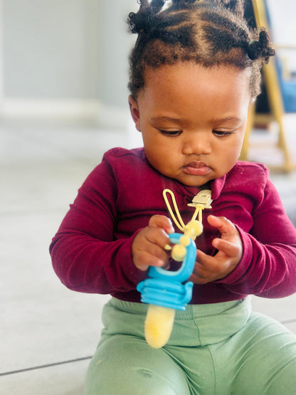 Baby pacifier clip